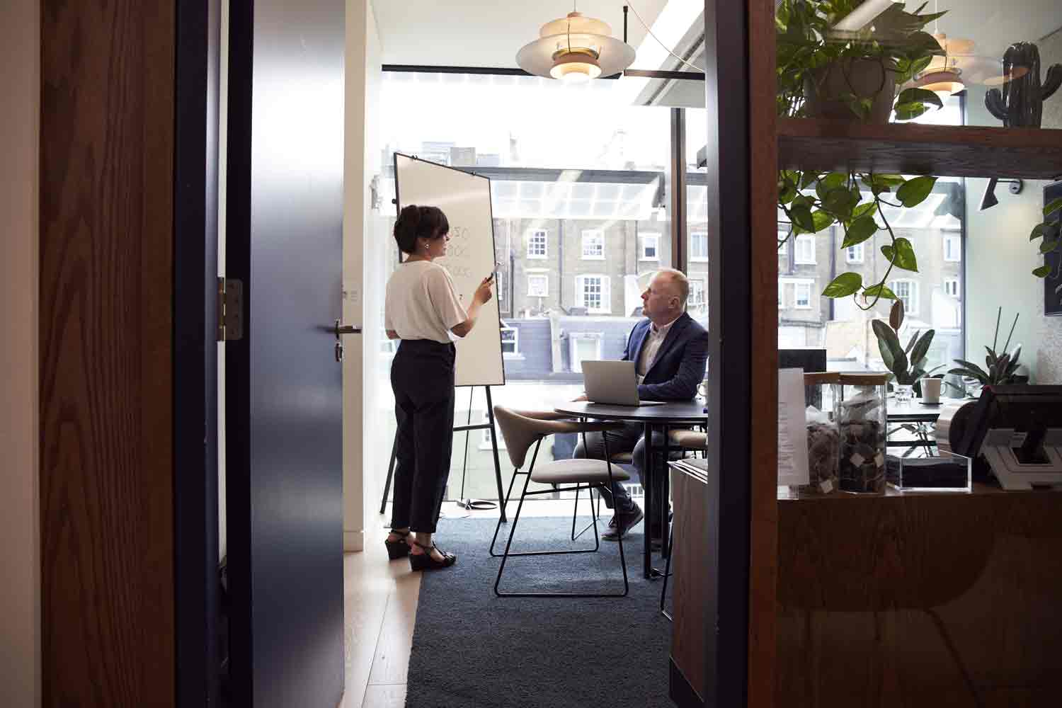 Como impressionar meu chefe e me destacar na empresa